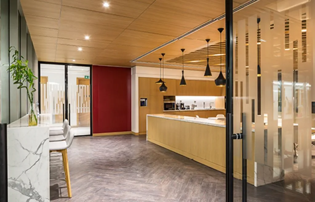 UK law firm staff restaurant fit out UAE – ISG
